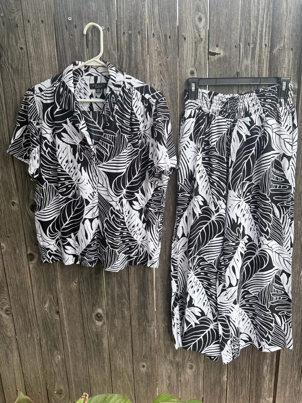 Grace Tropical Leaf Cropped Pant & Shirt Set Black And White New With Tags.